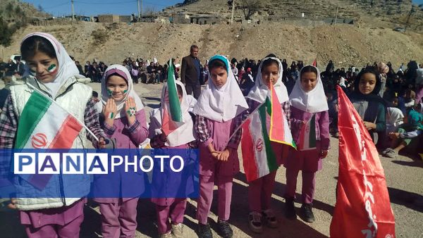 مشت‌های درهم گره خورده دانش‌آموزان کهگیلویه و بویراحمد در راهپیمایی ۲۲ بهمن