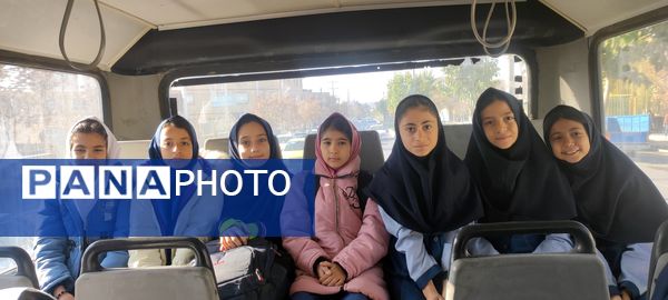 بازدید دانش آموزان مدرسه شهید خاقانی شیروان از کتابخانه اندیشه‌‌ در هفته کتاب و کتابخوانی