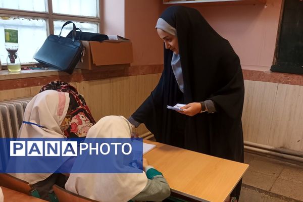 برپایی ایستگاه صلواتی و سفره حضرت فاطمه زهرا (س) در دبستان بنت‌الهدی فیروزکوه