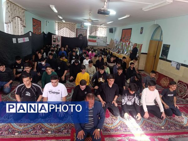 مراسم سالگرد شهادت حضرت فاطمه‌ زهرا (س) در مدرسه پس از اقامه نماز جماعت