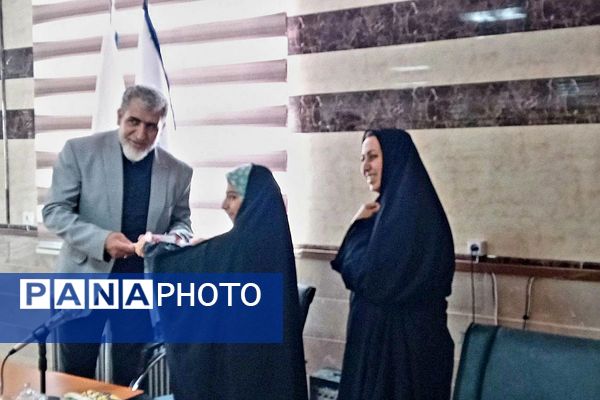 تقدیر از دانش‌آموز خبرنگاران فعال پانا در مراسم روز خبرنگار در شهرستان فیروزکوه