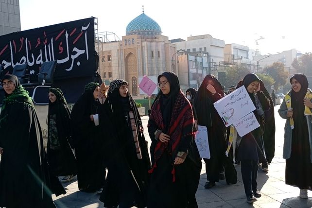 حضور پر شور دانش آموزان  در راهپیمایی ۱۳ آبان 