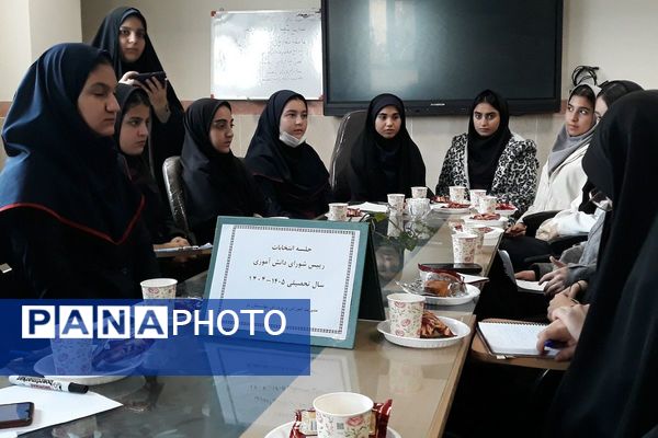 رقابت دانش‌آموزان منتخب در انتخابات منطقه‌ای شورای دانش‌آموزی بهارستان دو