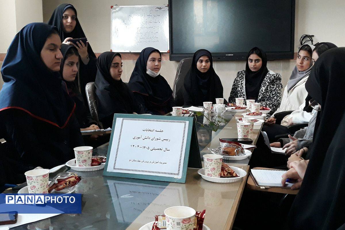 رقابت دانش‌آموزان منتخب در انتخابات منطقه‌ای شورای دانش‌آموزی بهارستان دو