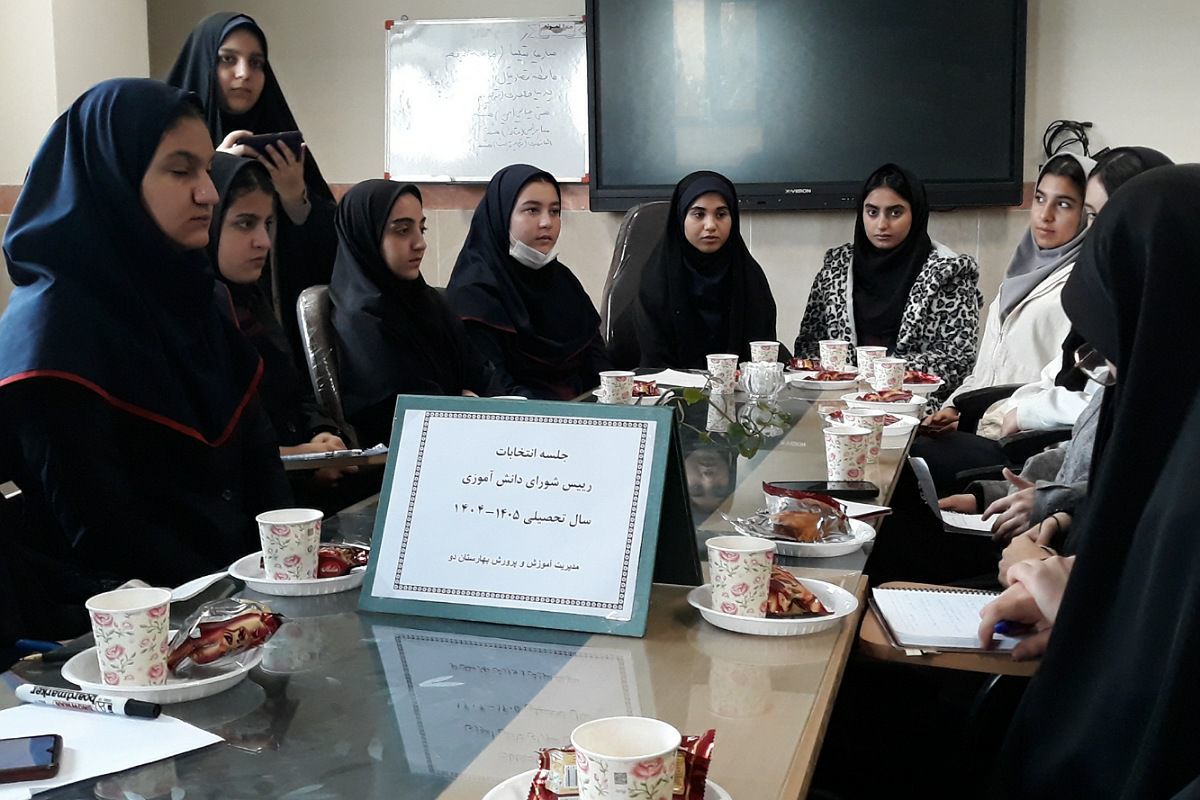 رقابت دانش‌آموزان منتخب در انتخابات منطقه‌ای شورای دانش‌آموزی بهارستان دو