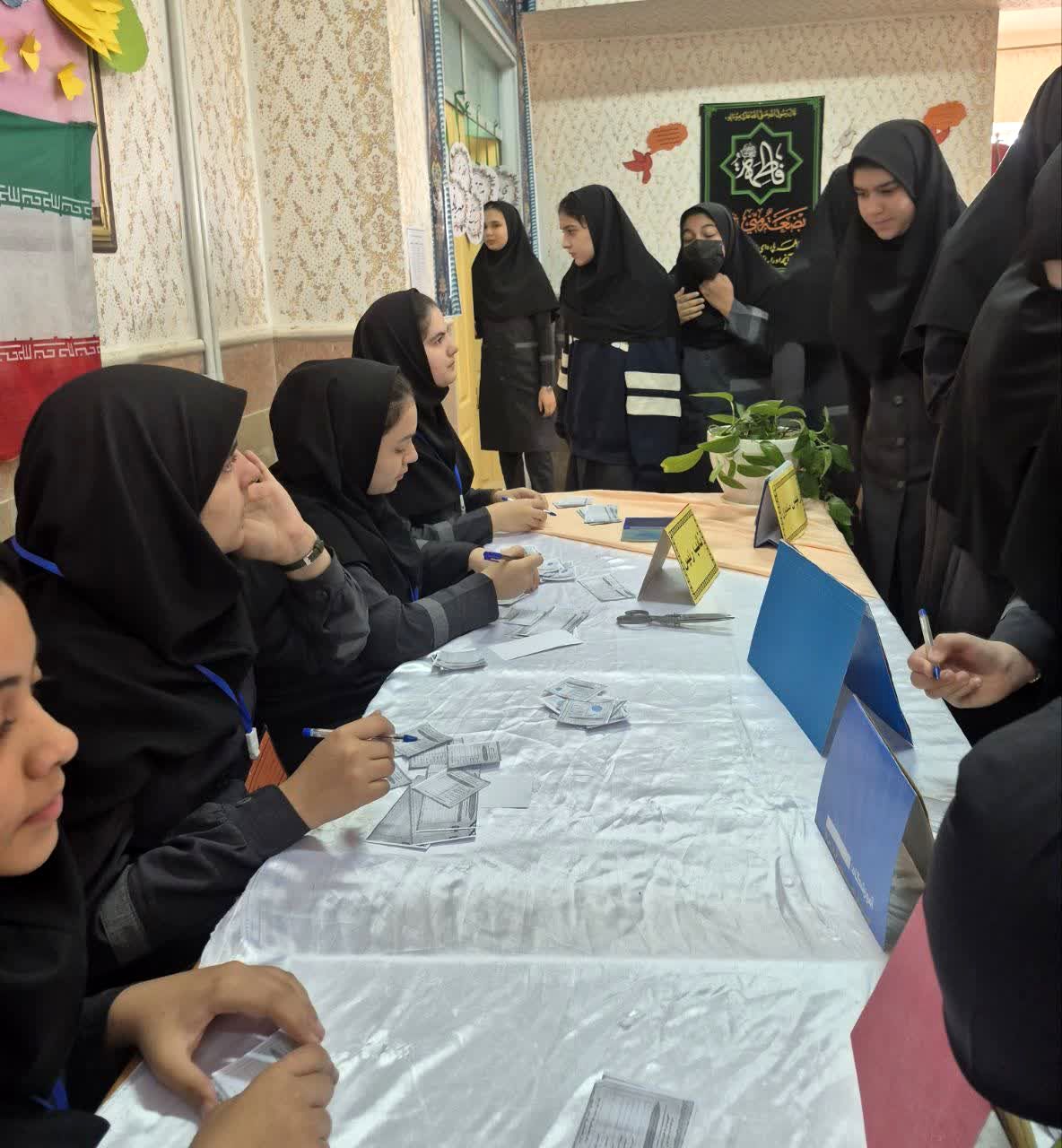 انتخابات شورای دانش‌آموزی در مدرسه سمانه شهرستان مروست 