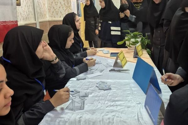 انتخابات شورای دانش‌آموزی در مدرسه سمانه شهرستان مروست 