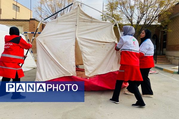 پشت‌صحنه آماده‌سازی مانور زلزله در مدرسه استاد مطهری رباط‌کریم