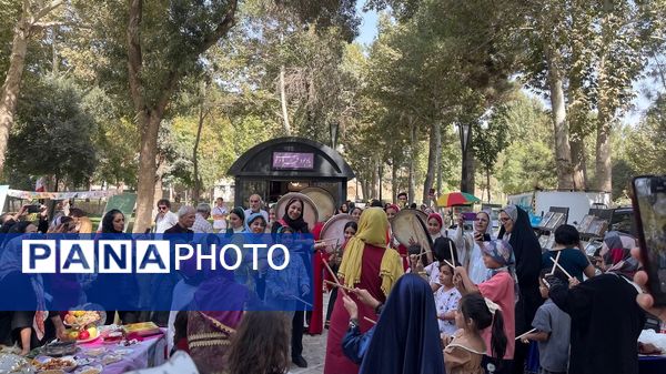 فرزندان ایران زمین در کنار آرامگاه حکیم‌ توس