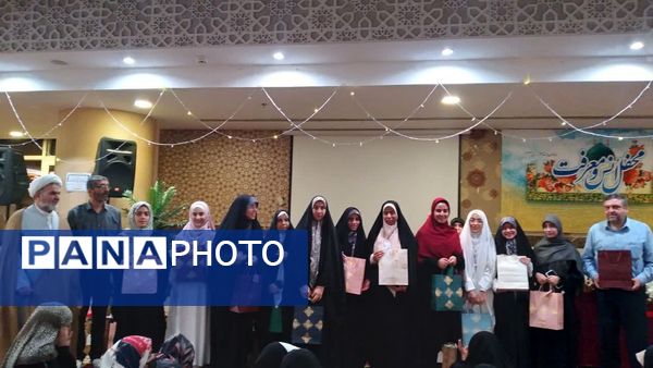 اهدای چادر از سوی مقام معظم رهبری به دانش‌آموزان دختر عمره‌گزار در سرزمین وحی