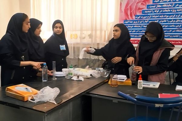 اجرای آزمایش‌های جذاب توسط دانش‌آموزان پایه های هفتم مدرسه انیس خوش قدم 