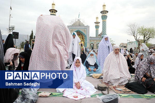 اقامه نماز عید سعید فطر- امامزاده پنج تن(ع) لویزان