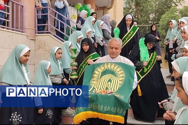 عطر حرم رضوی در رباط‌کریم پیچید؛ پرچم‌گردانی خادمان امام رضا (ع) در مدرسه شهید آقچه‌لو
