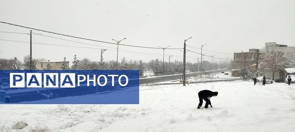 یلدای برفی در اراک؛ مردم با شادی به استقبال جشن یلدا می‌روند