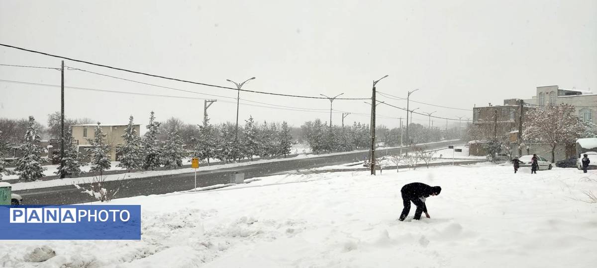یلدای برفی در اراک؛ مردم با شادی به استقبال جشن یلدا می‌روند
