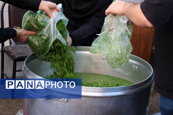 توزیع آش نذری ایام فاطمیه در دبیرستان سردار شهید قاسم سلیمانی