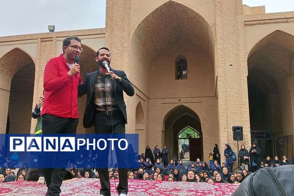 جشن بزرگ دخترانه به‌مناسبت دهه کرامت