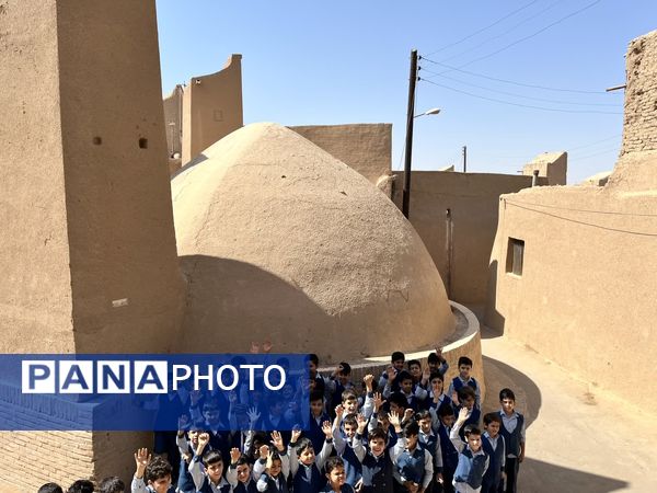 بازدید دانش‌آموزان میبدی از بافت سنتی شهرستان 