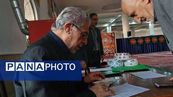 برگزاری نماز جمعه وحدت‌آفرین نظرآباد با رونمایی کتاب قرآنی و ارائه خدمات فرهنگی و معیشتی در مصلی نظرآباد