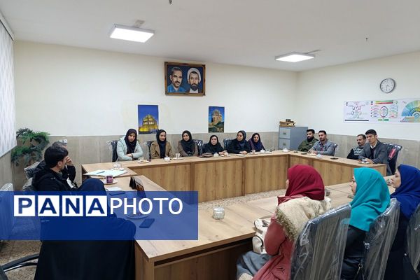  جلسه شورای معلمان دبستان شهید رجایی با محوریت طرح «رهیافت»