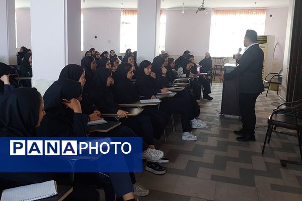 کارگاه خلاقیت در مطالعه و یادگیری در دبیرستان دستغیب ناحیه ۳ شیراز