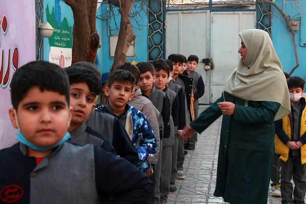 صبحگاه پرشور پاییزی در مدرسه نور ایمان بهارستان‌دو