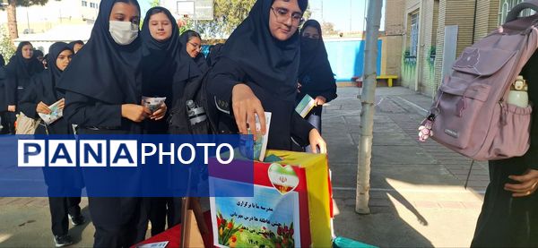 برگزاری جشن عاطفه ها در دبیرستان فرزانگان دوره ی اول 