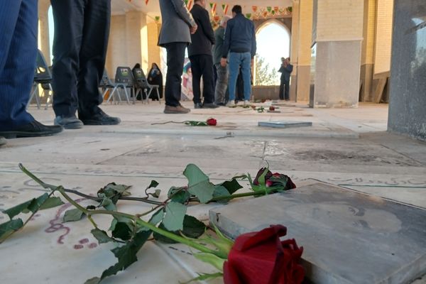 غبارروبی از قبور مطهر شهدا در شهر بخ