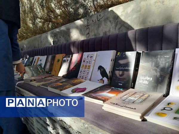 برپایی نمایشگاه کتاب در دبیرستان سلاله ناحیه یک کرج 