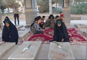  غبارروبی گلزار شهدای پیر چراغ بیده شهرستان میبد 