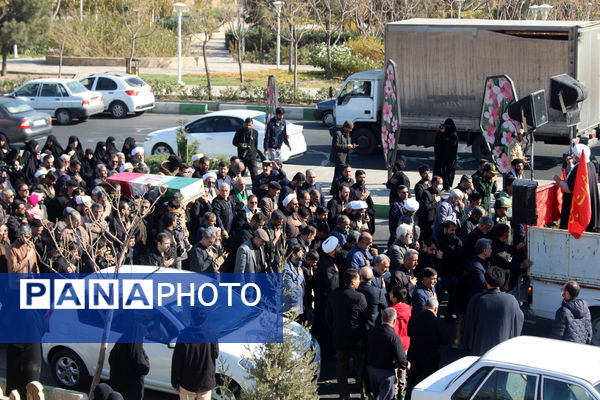 جلوه‌هایی از حضور نوجوانان در مراسم تشییع و خاکسپاری شهدای گمنام