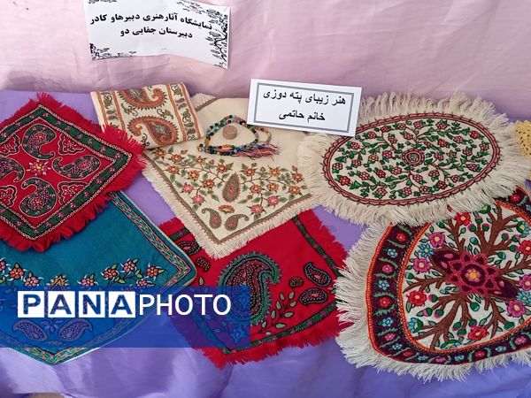 نمایشگاه آثار هنری معلمان دبیرستان جفایی در هفته معلم