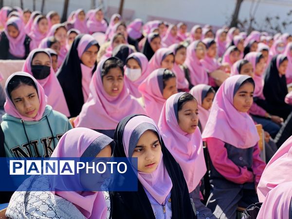 نواختن زنگ جشن نیکوکاری در دبستان زینب قهرمانی مه ولات