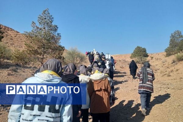 اعزام دانش آموزان شهرستان ورامین به اردو یک روزه تمشک