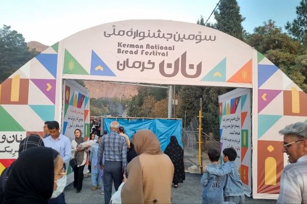 پایان بخش جشنواره نان گرم با حضور گرم مردم