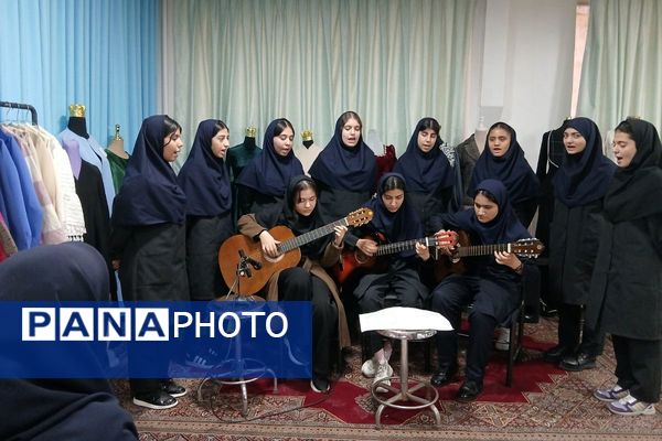 نمایشگاه دست‌سازه‌های خلاق در هنرستان تقوی‌پیشگان بهارستان۲