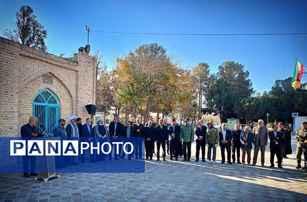 وزیر فرهنگ و ارشاد اسلامی غبار از مزار شهدای امامزاده سید حمزه کاشمر برداشت