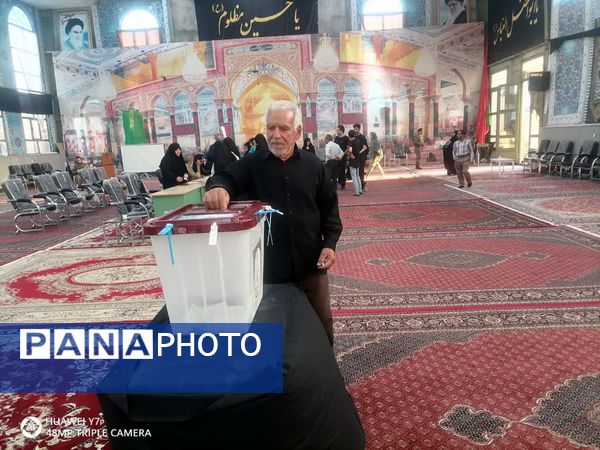 حضور پرشور مردم ولایتمدار شهرستان خلیل‌آباد در شعب اخذ رای 
