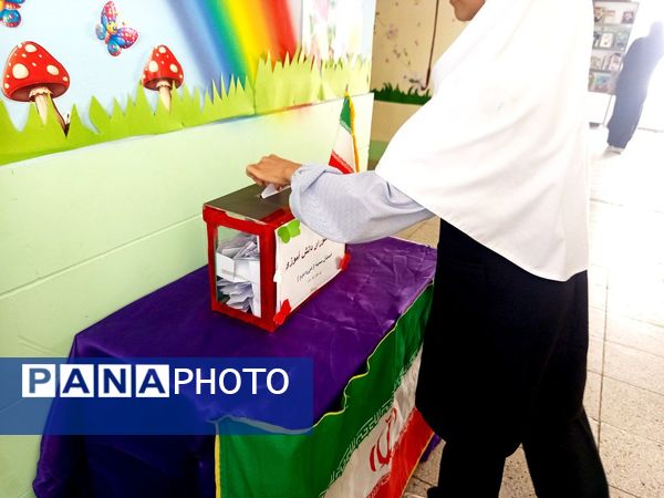 انتخابات شورای دانش آموزی در دبستان سمیه