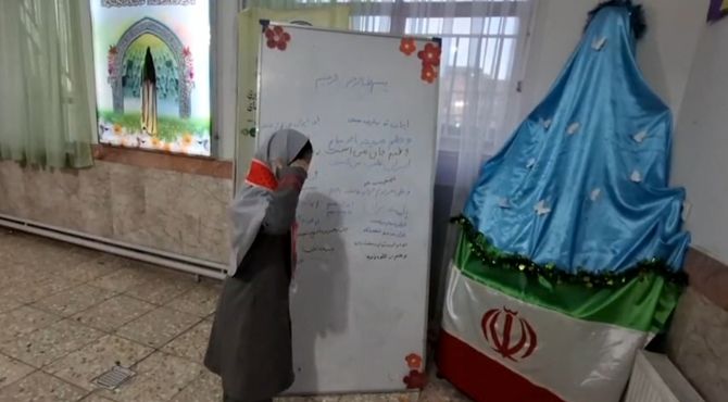 ادای احترام دانش آموزان دبستان نیایش به نماد پرچم ایران