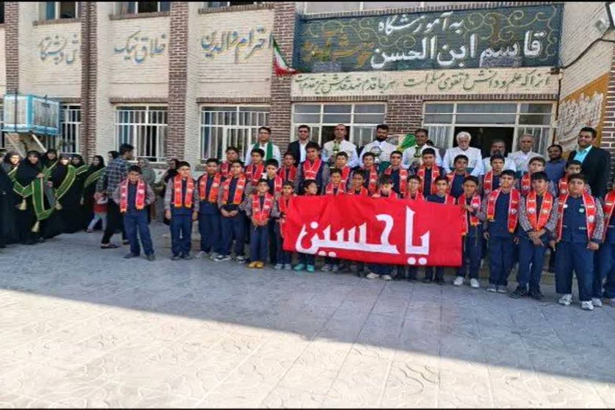 در میان هیاهوی کودکانه، صدای «یا حسین» بر پارچهای سرخ، در فضا پیچید