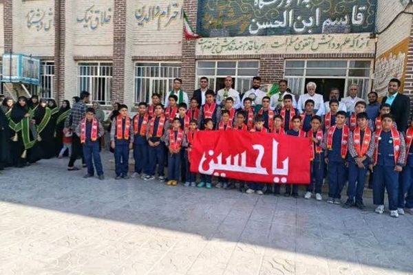 در میان هیاهوی کودکانه، صدای «یا حسین» بر پارچه‌ای سرخ، در فضا پیچید