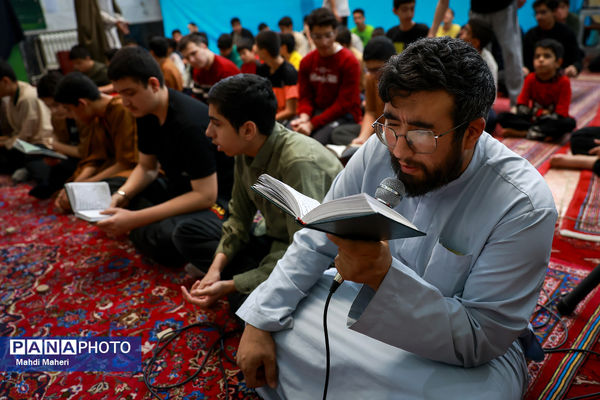 اعتکاف دانش‌آموزی در مسجد امام عصر (عج)