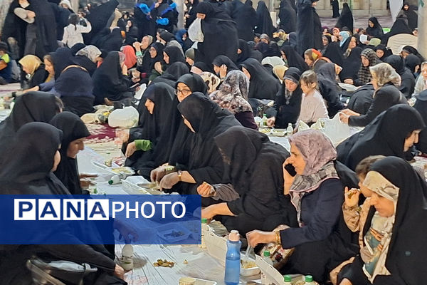 «ضیافت نور» دیدار رمضانی جمعی از بانوان شیراز ، با نماینده ولی فقیه در فارس