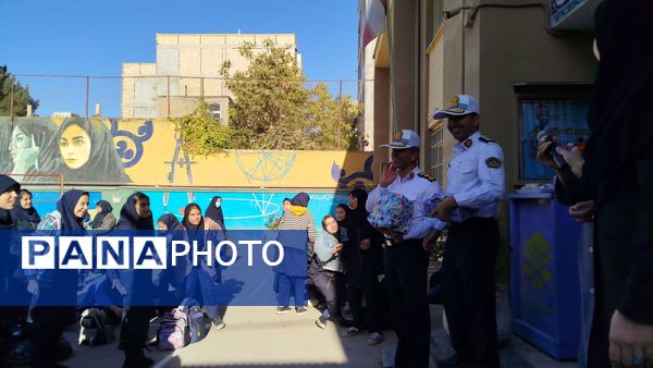 گرامیداشت هفته نیروی انتظامی در دبیرستان دخترانه پیرایش یک