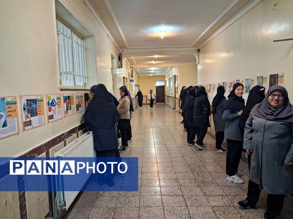 نمایشگاه سیار مدرسه‌ای با عنوان پیشگیری از اعتیاد 