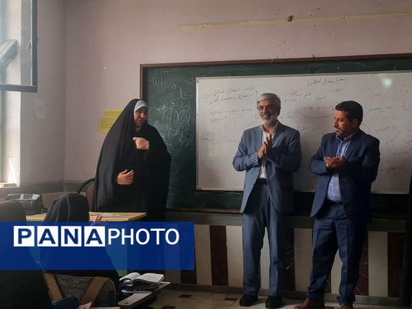 تقدیر مدیر آموزش و پرورش ناحیه 2 قم از معلمان دبیرستان سید احمد فاتحی یک 