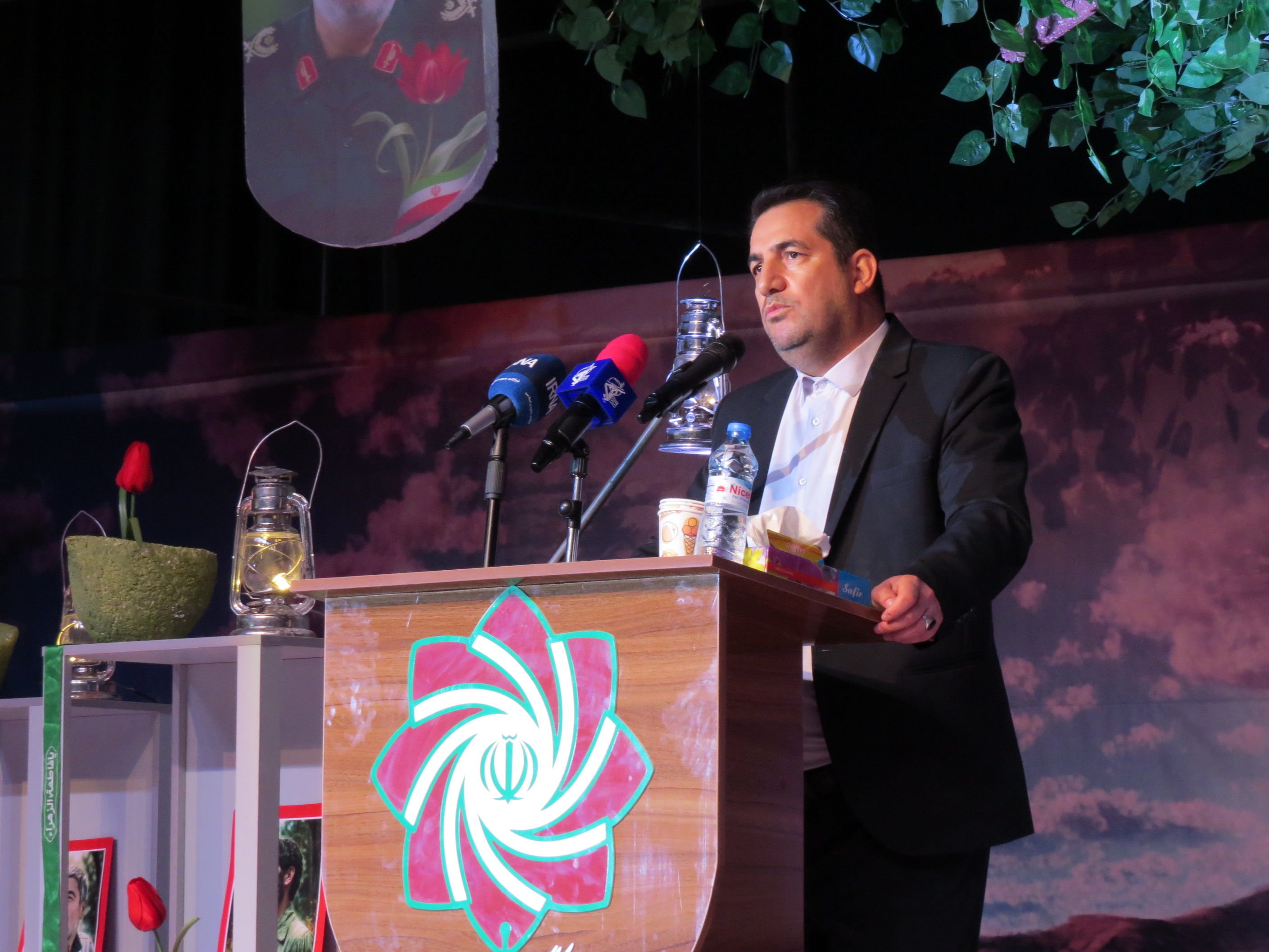 شهدا راه و رسم زیستن و ایستادگی را به ما آموخته‌اند