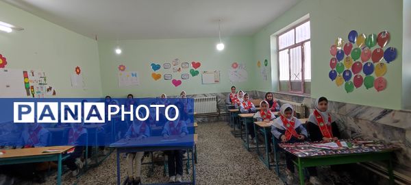 توزیع کتاب « از ایرانمان دفاع می کنیم » در بین دانش‌آموزان پیشتاز مدرسه شهید خاقانی شهرستان شیروان