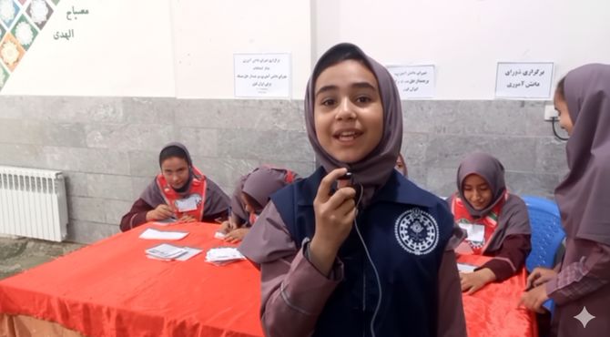 دانش‌آموزان دبستان معلم، رای خود در انتخابات شورای دانش آموزی را به صندوق انداختند